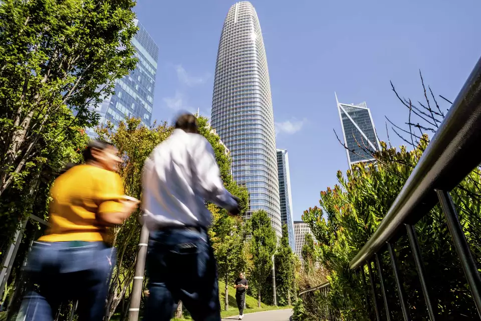 ¿Cómo está Salesforce integrando la IA en su fuerza laboral?